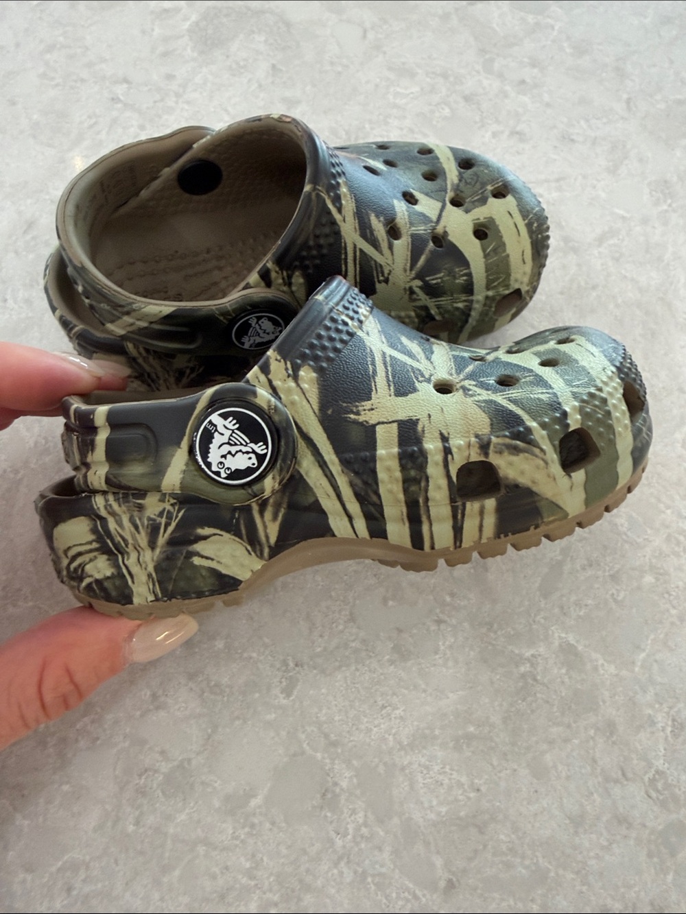 CROCS Kids Clog in Green Camo Print - Picture 2 of 5